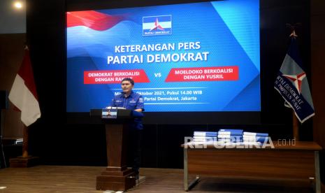 Kepala Badan Komunikasi Strategis DPP Partai Demokrat Herzaky Mahendra Putra memberikan keterangan pers di kantor DPP Demokrat, Jakarta, Ahad (3/10). Dalam keterangan tersebut DPP Demokrat mengingatkan kepada KSP Moeldoko agar menempuh cara-cara yang demokratis dan beradab jika memang ada ambisi menjadi Presiden salah satunya mendirikan partai sendiri.Prayogi/Republika