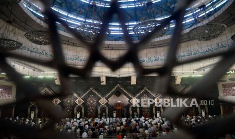 Meski sholat Isya mempunyai waktu panjang tetapi sebaiknya jangan ditunda. Ilustrasi sholat Isya  