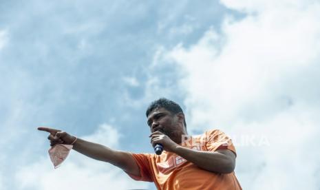  KSPI Tegaskan Tolak Aturan Baru JHT Cair di Usia 56 Tahun. Foto: Presiden Konfederasi Serikat Pekerja Indonesia (KSPI) Said Iqbal berorasi saat aksi unjuk rasa di depan gedung DPR, Jakarta, Senin (7/2/2022). Mereka menyuarakan empat poin tuntutan yaitu penolakan Omnibus Law cipta kerja, mengabulkan presidential threshold alias ambang batas pencalonan presiden dan wakil presiden, revisi UU KPK dan  Rancangan Undang-Undang Perlindungan Pekerja Rumah Tangga (RUU PPRT). 