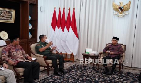 Wakil Presiden Maruf Amin menerima audiensi Kepala Staf TNI Angkatan Darat (KSAD) Jenderal TNI Dudung Abdurachman beserta Ketua Majelis Ulama Indonesia (MUI) Bidang Dakwah dan Ukhuwah K.H. Cholil Nafis di Kediaman Resmi Wapres, Jl. Diponegoro No. 2, Jakarta Pusat. Kamis (16/02/2023). 