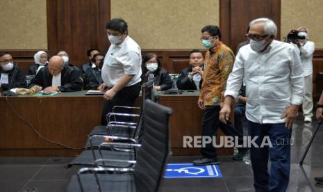 Terdakwa Master Parulian Tumanggor (kanan) menjalani sidang Putusan di Pengadilan Negeri (PN) Tipikor Jakarta, Rabu (4/1/2023). ) Indrasari Wisnu Wardhana divonis 3 tahun penjara denda Rp100 juta subsider 2 bulan kurungan, serta terdakwa Master Parulian Tumanggor divonis 1,5 tahun penjara denda Rp100 juta subsider 2 bulan kurungan. Republika/Thoudy Badai