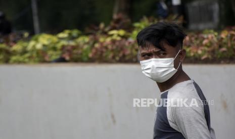 Warga mengenakan masker saat beraktivitas.