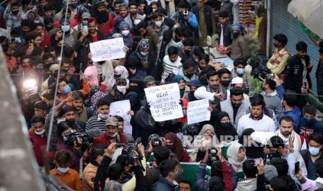 Seluruh anggota Majlis-E-Ittehadul Muslimeen (AIMIM) India dan pendukungnya memegang plakat selama pawai protes menentang pembatasan jilbab, di Shaheen Bagh di New Delhi, India, 09 Februari 2022. Enam siswa di Government Women First Grade College di distrik Udupi, Karnataka, sekitar 400 km dari Bangalore, telah dilarang menghadiri kelas karena mengenakan jilbab dan siswa Hindu mulai mengenakan selendang safron sebagai tanda protes. Muslim India Bertekad tak akan Terpecah Belah di Tengah Kisruh Larangan Jilbab