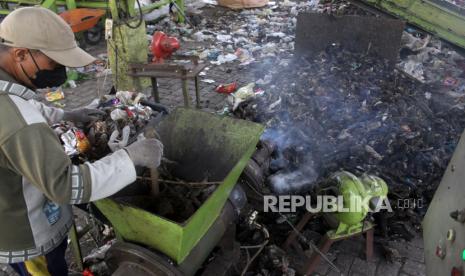 Petugas memasukkan sampah ke dalam mesin di tempat pengolahan sampah terpadu (ilustrasi)