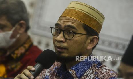 Ustadz Adi Hidayat. Ustadz Adi Hidayat: Prinsip Muhammadiyah tidak Mengganggu Keyakinan Orang Lain