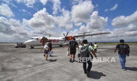 Sejumlah penumpang berjalan menuju pesawat tujuan Bali di Bandara Internasional Lombok, Praya, Lombok Tengah, NTB, Ahad (16/10/2022). PT. Angkasa Pura I Bandara Lombok mencatat telah melayani sebanyak 1,44 juta pergerakan penumpang dan 15.166 pergerakan pesawat udara selama periode Januari hingga September 2022 yaitu terdapat pertumbuhan sebesar 103 persen untuk pergerakan penumpang dan 74 persen untuk pergerakan pesawat udara jika dibandingkan dengan periode yang sama tahun 2021. 