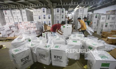 Pekerja mengemas kebutuhan logistik Pemilu 2024 di gudang KPU Indramayu, Jawa Barat, Senin (22/1/2024). KPU Kabupaten Indramayu mulai mengemas kebutuhan logistik Pemilu seperti surat suara, kotak suara dan logistik lain untuk distribusikan ke Panitia Pemilihan Kecamatan (PPK)