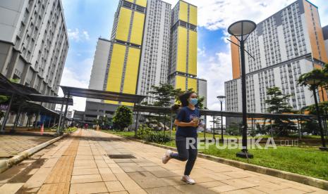 Seorang pasien COVID-19 berolah raga di Rumah Sakit Darurat COVID-19 Wisma Atlet, Kemayoran, Jakarta, Selasa (2/3/2021). 