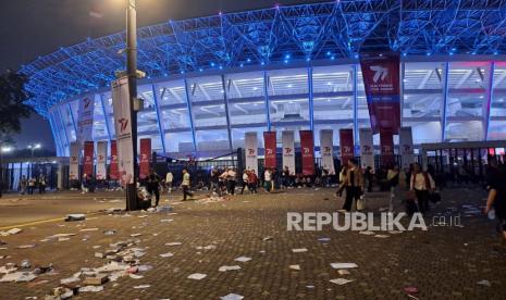 Kondisi area Gelora Bung Karno (GBK) yang dipenuhi sampah berserakan paska acara Hari Ulang Tahun Bhayangkara, Sabtu (1/7/2023). 