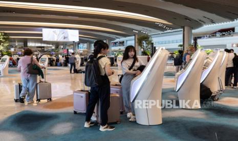 Penumpang di Bandara Changi Singapura melakukan check in manual, beberapa waktu lalu.