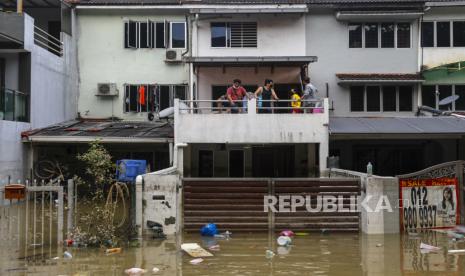 Malaysia Manfaatkan Masjid Jadi Titik Transit Distribusi Bantuan. Sebuah keluarga melihat keluar dari rumah mereka setelah banjir melanda Taman Sri Muda, distrik Shah Alam, sekitar 40 km dari Kuala Lumpur, Malaysia, 21 Desember 2021. 