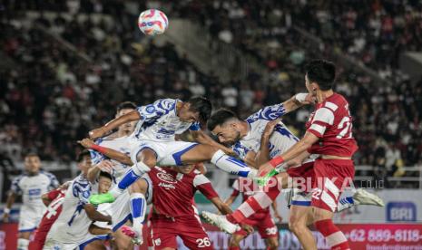 Pesepak bola PSIS Semarang Roger Bonet Badia (kedua kanan) dan Septian David Maulana (ketiga kanan) berusaha menghalau bola sepak pojok pesepak bola Persis Solo pada pertandingan BRI Liga I 2024/2025 di Stadion Manahan, Solo, Jawa Tengah, Sabtu (17/8/2024). PSIS Semarang menang atas Persis Solo dengan skor 1-0. Gol PSIS dicetak Alfeandra Dewangga menit ke-47. 