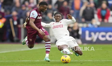 Pemain West Ham Mohammed Kudus (kiri) dijaga gelandang Manchester United Kobbie Mainoo dalam pertandingan Liga Primer Inggris. Kudus mencetak gol yang membawa West Ham mengalahkan MU 2-0. 