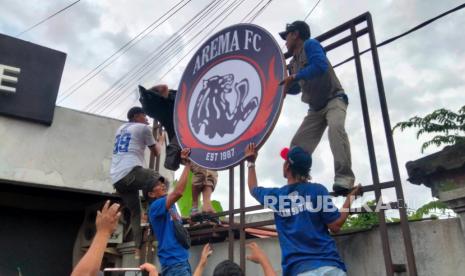 Sejumlah Aremania mencopot lambang Arema FC di Kantor Arema FC, Kota Malang, Selasa (31/1/2023). 