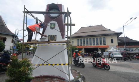 Pekerja melakukan perawatan dengan mengecat Tugu Jam Pasar Gede di Solo, Jawa Tengah, Jumat (26/11/2021). Pengecatan tersebut merupakan bentuk perawatan agar kondisi fisik bangunan tetap terjaga serta mempercantik tugu jam yang termasuk bangunan cagar budaya (BCB) Kota Solo. 