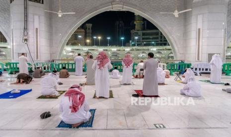 Sholat Berjamaah Masjidil Haram Pertama Kali Setelah 7 Bulan. Umat Muslim yang melakukan sholat jarak sosial di Masjidil Haram untuk pertama kalinya dalam beberapa bulan sejak pembatasan penyakit coronavirus (COVID-19) diberlakukan, setelah diizinkan oleh otoritas Saudi, di kota suci Mekkah, Arab Saudi 18 Oktober 2020 