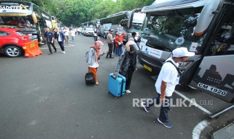 Para pemudik bersiap berangkat saat acara Mudik Bersama BUMN 2023 bertajuk Mudik Dinanti, Mudik di Hati di Plaza Balai Kota Bandung, Selasa (18/4/2023). Kegiatan program mudik gratis Pemkot Bandung bersama holding industri pertahanan BUMN ini diikuti sedikitnya 8.00 peserta dengan tujuan sejumlah wilayah di Jawa Tengah dan Sumatra.