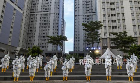 Sejumlah tenaga kesehatan memainkan angklung di Rumah Sakit Darurat COVID-19 (RSDC), Wisma Atlet, Kemayoran, Jakarta, Selasa (23/3/2021). Sebanyak 1.500 tenaga kesehatan bersama pasien COVID-19 memainkan angklung untuk memperingati satu tahun beroperasinya wisma atlet dalam penanganan pasien COVID-19.