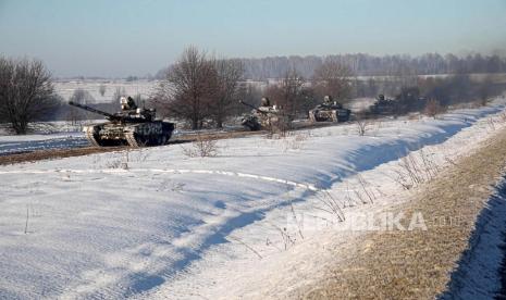  Dalam foto yang diambil dari video yang disediakan oleh Layanan Pers Kementerian Pertahanan Rusia pada hari Selasa, 15 Februari 2022, tank tentara Rusia kembali ke pangkalan permanen mereka setelah latihan di Rusia. Dalam apa yang bisa menjadi tanda lain bahwa Kremlin ingin menurunkan suhu, Kementerian Pertahanan Rusia mengumumkan Selasa bahwa beberapa unit yang berpartisipasi dalam latihan militer akan mulai kembali ke pangkalan mereka.