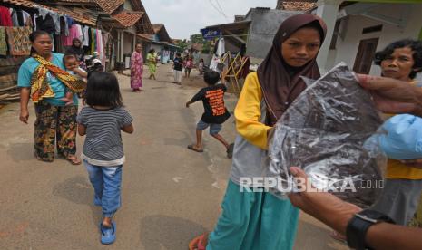 Relawan membagikan masker secara gratis kepada warga untuk mencegah penyebaran Covid-19 (ilustrasi).