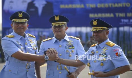 Marsekal Pertama Destianto Nugroho Utomo (kiri), Marsekal Muda TNI Mohammad Nurdin (tengah), danMarsekal Pertama TNI Muzaffar (kanan) berfoto bersama usai upacara serah terima jabatan Komandan Pangkalan TNI AU Halim Perdanakusuma di Apron Wing Udara 1 Lanud Halimperdanakusuma, Jakarta, Kamis (10/10/2024). Marsekal Pertama TNI Muzaffar resmi menggantikan Marsekal Pertama Destianto Nugroho Utomo sebagai Komandan Lanud Halim Perdanakusuma. 