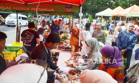 Masyarakat memadati Gelar Produk Pertanian Pasar Tani yang bertepatan dengan momentum jelang Ramadhan 1445 H, di halaman Dinas Tanaman Pangan dan Holtikultura Jawa Barat, Jalan Surapati, Kota Bandung, Jumat (8/3/2024). Sejumlah petani dan UMKM dari berbagai wilayah di Jawa Barat hadir dalam kegiatan itu. Pasar Tani merupakan bagian dari upaya pemerintah daerah untuk mendorong pertumbuhan ekonomi lokal di sektor pertanian.