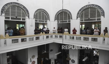 Jakpus Koordinasi dengan DMI Teknis Sholat Idul Adha. Umat Islam melaksanakan sholat Jumat dengan menerapkan jaga jarak fisik di Masjid Cut Meutia, Jakarta. Ilustrasi