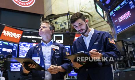 Saham utama Wall Street kompak menghijau pada perdagangan semalam, Rabu (4/5), setelah Ketua Federal Reserve Jerome Powell mengumumkan kenaikan suku bunga acuan. Dow Jones Industrial Average melonjak lebih dari 900 poin dan S&P 500 mengalami kenaikan terbesar dalam dua tahun. 