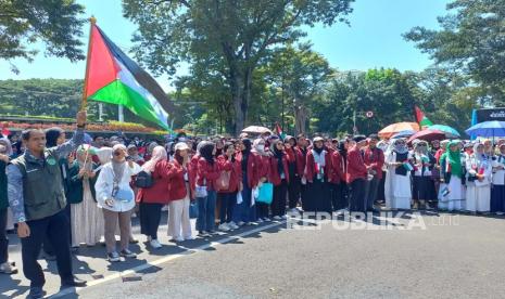 Ratusan mahasiswa Universitas Aisyiyah (Unisa) Bandung dan Universitas Muhammadiyah Bandung (UMB) menggelar aksi bela Palestina di Jalan Diponegoro, depan Kantor Gedung Sate, Kota Bandung, Selasa (17/5/2024). 