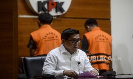 Deputi Penindakan dan Eksekusi KPK, Karyoto (kiri) menyampaikan konferensi pers di Gedung KPK, Jakarta, Senin (28/11/2022). KPK menetapkan tiga orang tersangka baru kasus suap pengurusan perkara di Mahkamah Agung termasuk Hakim Agung Gazalba Saleh. Republika/Putra M. Akbar