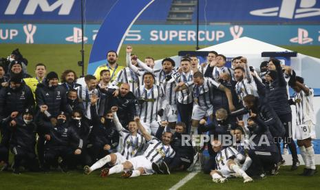  Para pemain Juventus merayakan dengan Piala Super (Supercoppa) setelah pertandingan sepak bola Piala Super Italia Juventus FC vs SSC Napoli di Stadion Mapei di Reggio Emilia, Italia, 20 Januari 2021.