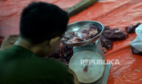 Panitia menimbang daging hewan kurban untuk dibagikan kepada warga. Tahun ini Baznas Sleman menyiapkan empat ekor sapi dan tiga ekor kambing untuk kurban. Ilustrasi.