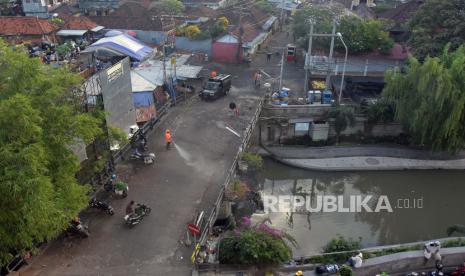 Petugas menyemprotkan cairan disinfektan di kawasan pasar yang terpaksa ditutup sementara karena kasus penularan COVID-19 di Pasar Kumbasari, Denpasar, Bali, Kamis (11/6/2020). Gubernur Bali Wayan Koster menugaskan Sekretaris Daerah provinsi setempat Dewa Made Indra selaku Ketua Harian Gugus Tugas Percepatan Penanganan COVID-19, membentuk tim kecil yang membahas langkah konkret mengatasi lonjakan kasus Covid-19 di Kota Denpasar.