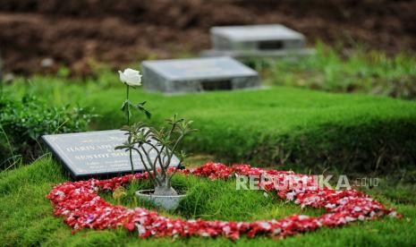 Taburan bunga disalah satu makam (ilustrasi). Manusia akan ditanya dua malaikat ketika di alam kubur 