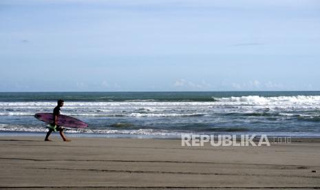 Empat wisatawan terseret ombak saat berlibur di Pantai Parangtritiri. Yogyakarta. Foto, warga setempat bermain papan selancar di Pantai Parangtritis, Bantul, Yogyakarta.