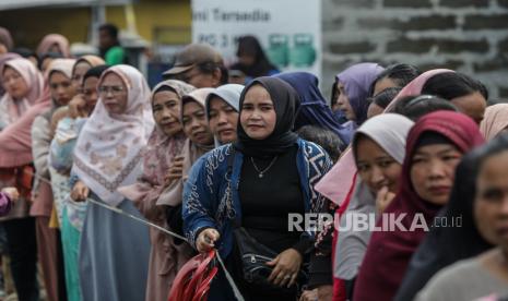 Warga mengantre untuk membeli kebutuhan bahan pokok. Wapres Ma'ruf Amin sebut siklus panen bisa menstabilkan harga beras di pasaran.