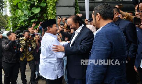 Presiden terpilih Prabowo Subianto disambut Ketua Umum Partai Nasden Surya Paloh saat tiba di Nasdem Tower, Jakarta, Jumat (22/3/2024). Prabowo Subianto  melakukan silaturahmi dengan Ketua Umum partai Nasdem Surya Paloh usai ditetapkan sebagai Presiden terpilih dalam Pemilu 2024 pada Rabu (20/3) lalu.