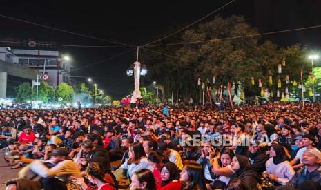 Nonton bareng timnas Indonesia melawan Argentina di videotron depan balai kota solo dipadati puluhan ribu warga, Senin (19/6/2023).