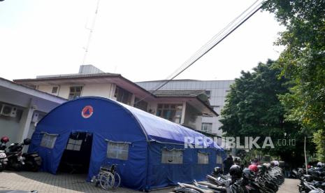 Tenda darurat di Poli Covid-19 RSUP Dr Sardjito, Yogyakarta, Senin (28/6). Untuk antisipasi RSUP Dr Sardjito mendirikan tenda darurat di depan Poli Covid-19. Namun, pendirian tenda darurat ini masih untuk antisipasi jika bangsal untuk pasien Covid-19 penuh.