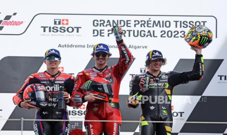 Pembalap MotoGP Italia Francesco Bagnaia (Tengah) dari Tim Ducati Lenovo, Pembalap MotoGP Spanyol Maverick Vinales (Kiri) dari Aprilia Racing dan Pembalap MotoGP Italia Marco Bezzecchi dari Tim Balap Mooney VR46 merayakan kemenangan di podium setelah balapan MotoGP di Motorcycling Grand Prix of Portugal di trek balap Algarve International, Portimao, Portugal, Ahad, (26/3/2023). 