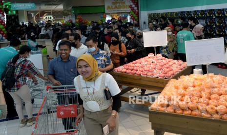 Pengunjung antre untuk berbelanja setelah dibukanya toko digital Scan and Go di CBD Ciledug, Tangerang, Banten, Rabu (8/3/2023). Pemerintah menunda kenaikan PPN 12 persen.