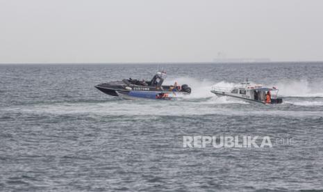 Personel gabungan menggunakan kapal patroli menyergap kapal yang diduga membawa Pekerja Migran Indonesia (PMI) ilegal saat simulasi pada acara apel nasional gabungan pengawasan di Dermaga 99 Harbour Bay, Batam, Kepulauan Riau, Rabu (19/1/2022). Dalam rangka penegakan hukum keimigrasian, Imigrasi kelas I khusus TPI Batam menggelar apel gabungan bersama TNI, POLRI, dan instansi terkait pengawasan. 