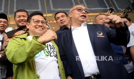 Bakal Calon Wakil Presiden sekaligus Ketua Umum PKB Muhaimin Iskandar didampingi Wakil Ketua Umum Partai Nasdem Ahmad Ali saat tiba untuk melakukan pertemuan di Nasdem Tower, Jakarta