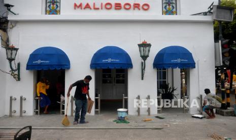 Pekerja melakukan renovasi teras pertokoan pascarelokasi pedagang kaki lima di Malioboro, Yogyakarta, Kamis (10/2/2022). Beberapa pertokoan di Malioboro mulai melakukan renovasi pascarelokasi PKL pada 1 Februari lalu. Pengecatan ulang tembok dan penggantian plafon teras paling dilakukan oleh pemilik toko. Dengan harapan pascarenovasi akan membuat wisatawan merasa nyaman dan akan berbelanja.