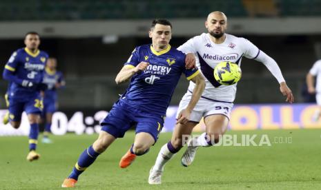 Gelandang muslim Fiorentina Sofyan Amrabat (kanan). Gelandang muslim ini jadi incaran MU pada bursa musim transfer ini. 