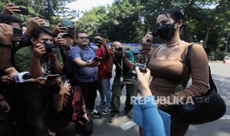 Pemeran film dewasa Fransisca Candra Novitasari atau Siskaeee menjawab pertanyaan wartawan sebelum menjalani pemeriksaan di Mapolda Metro Jaya, Jakarta, Senin (25/9/2023). Direktorat Reserse Kriminal Khusus Polda Metro Jaya memeriksa Siskaeee sebagai saksi pada kasus rumah produksi film dewasa.