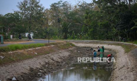 Anak-anak mencari ikan di Selokan Mataram (ilustrasi)