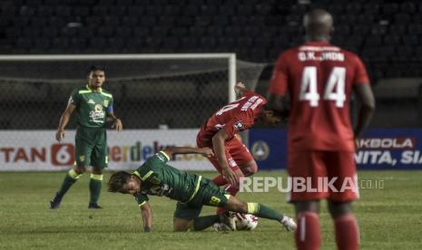 Gelandang Persik Kediri Ahmad Agung (kedua kanan) yang kini resmi menjadi pemain Bali United.