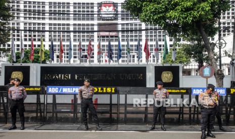 Polisi berjaga di depan Gedung KPU, Jakarta.