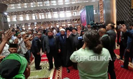 Presiden Iran Ebrahim Raisi sholat dzuhur berjamaah di Masjid Istiqlal, Rabu (24/5/2023).